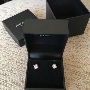 14 k white gold, diamond stud earrings